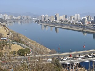 城市河畔风光