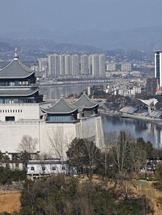 古城河畔的壮丽城市景致