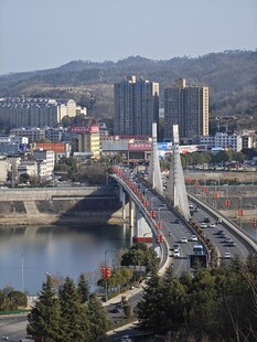 城市桥梁与周边风景