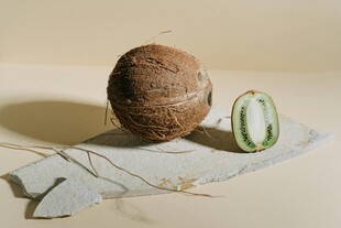 新鲜椰子及切片展示