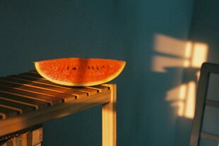 阳光下木架上的一片西瓜