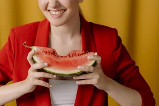 红衣女子手持新鲜西瓜