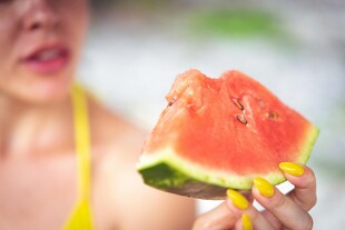 女子手持鲜切西瓜