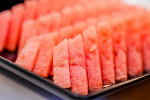 新鲜切好的西瓜块