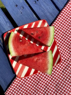 夏日红西瓜切片置于餐布上