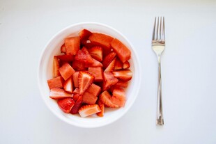 碗中切块草莓配银叉