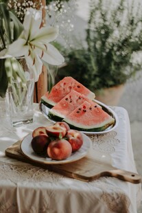 夏日户外精致水果餐桌布置