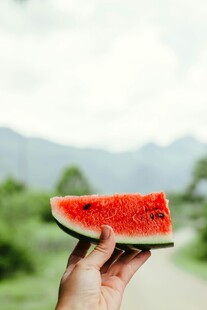 手捧鲜切西瓜