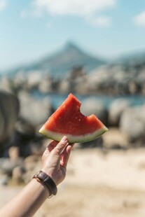海边手持西瓜的惬意瞬间