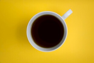 黄色背景上的一杯咖啡
