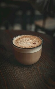 木桌上的一杯香浓咖啡