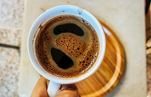 手捧一杯香浓土耳其咖啡