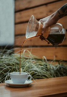 手冲咖啡倒入白色咖啡杯