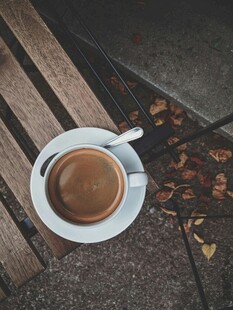 木质桌上的一杯热咖啡