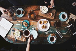 朋友聚会共享美食咖啡