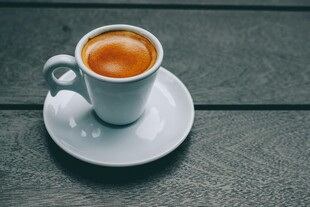 白色杯碟上的一杯热茶