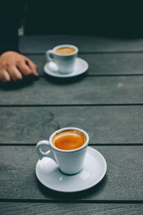 木质桌上的精致咖啡杯
