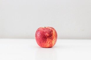 单个红苹果静物展示
