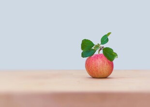 木桌上的鲜桃与绿叶