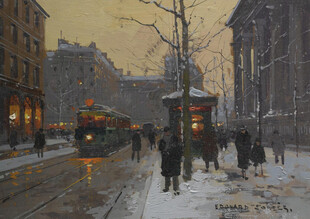 冬日街头的电车与行人景象