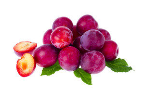 新鲜紫李饱满多汁诱人