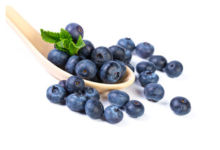 木勺中的新鲜蓝莓