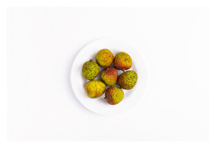 白色盘上的多彩果实