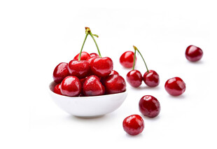 碗中鲜樱桃散落红果美