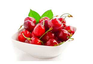 白碗中鲜美的红樱桃