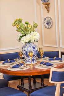 中式典雅餐桌布置与花卉