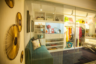 时尚服装店内部陈列展示