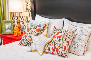 多彩抱枕装点温馨卧室