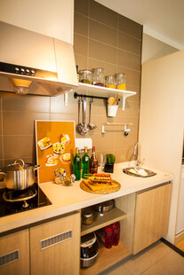 现代温馨厨房场景展示