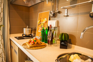 温馨整洁的厨房一角