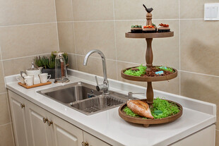 厨房水槽旁的多层置物架