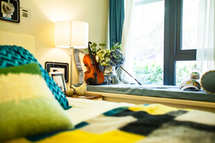 温馨卧室窗边一角