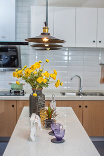 现代厨房中的花卉装饰