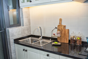 现代厨房水槽区域特写