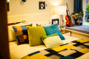 温馨卧室 多彩抱枕装饰