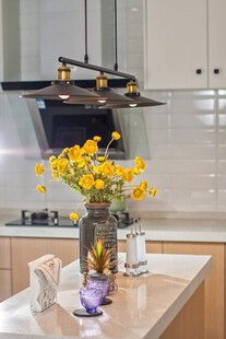 厨房台面上的绚烂黄色花束