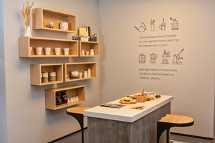 简约风护肤品展示空间