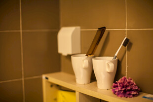 浴室角落的洗漱用品摆放