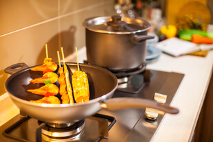 厨房中烹饪的多彩串串香