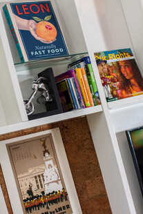 书架上丰富多样的书籍