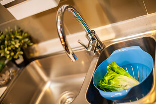 厨房水槽中清洗的新鲜蔬菜