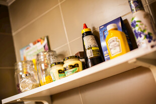 厨房置物架上的多样调料