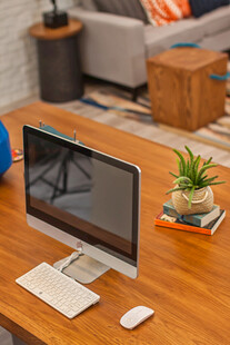 简约风木质桌面办公场景