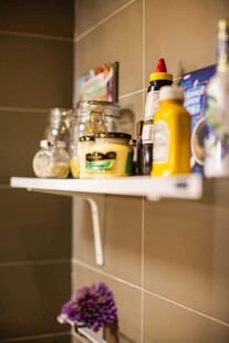 浴室置物架上的清洁用品