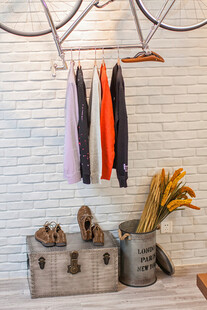 复古风格衣物与配饰展示