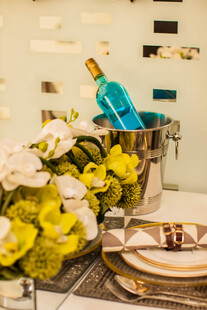 精致餐桌花艺与美酒布置